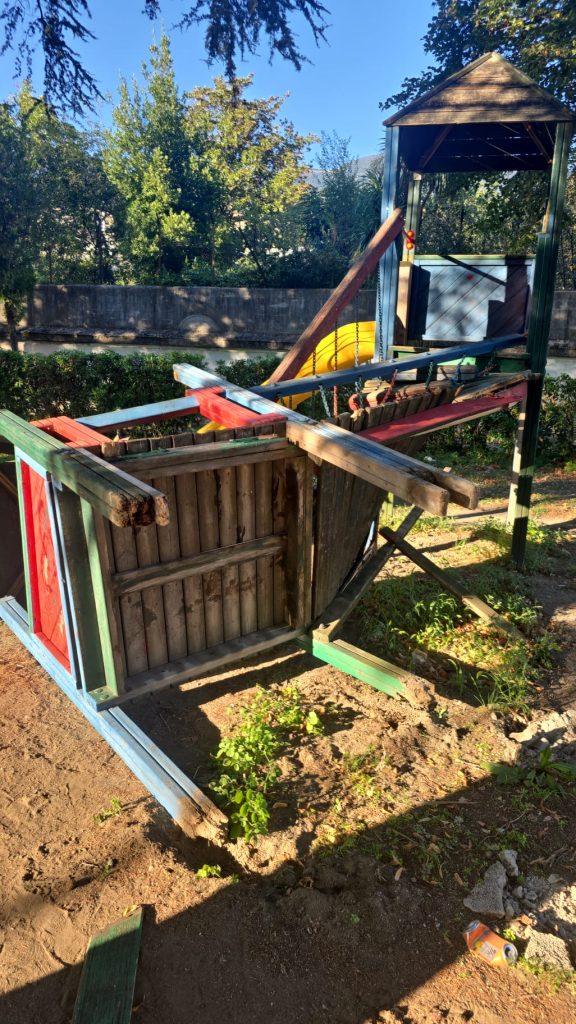 Mugnano del Cardinale: la mano vigliacca degli incivili devasta la villa comunale