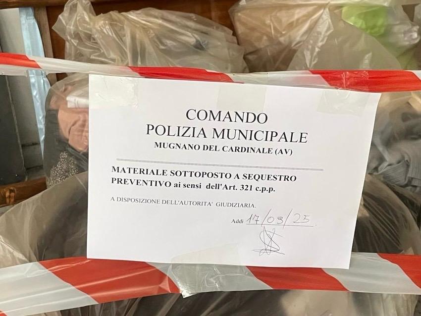 Rifiuti abbandonati, scatta la denuncia e convalidato sequestro a Mugnano del Cardinale