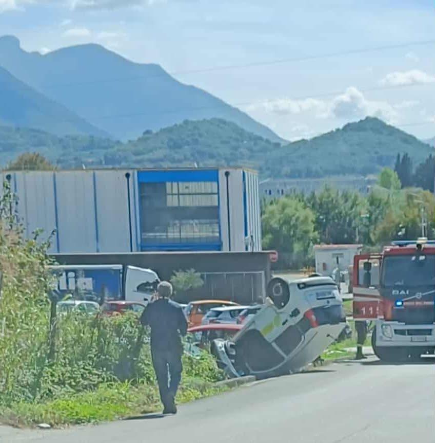 Pianodardine, auto ribaltata: attimi di paura ma nessun ferito grave