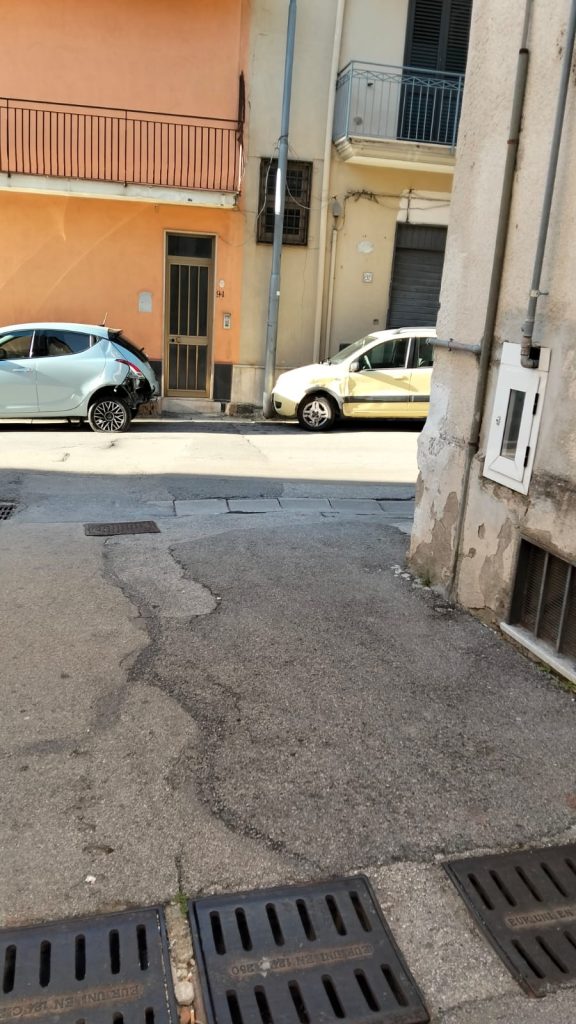 Incidente a Mugnano del Cardinale, vettura fuori controllo travolge le auto in sosta