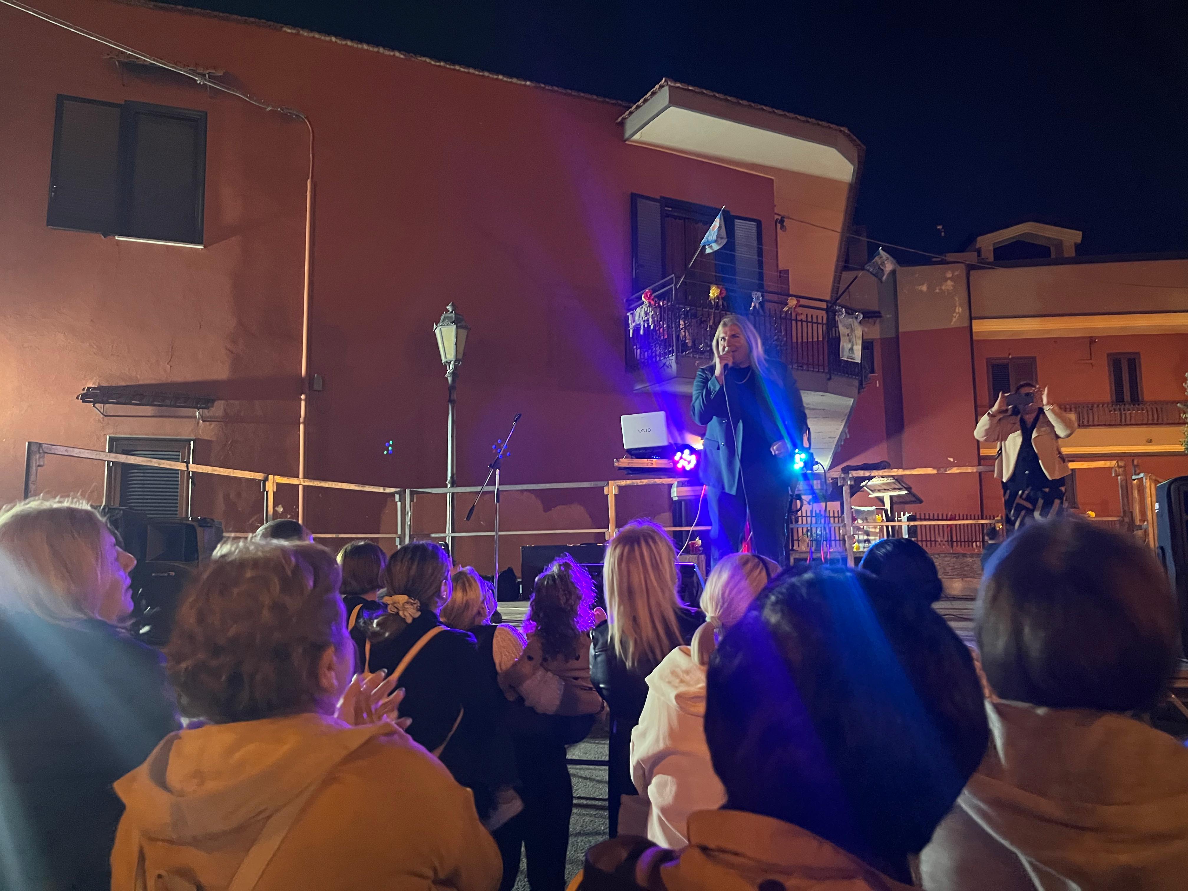 Schiava di Tufino, folla per il concerto di Alessandro Conte: entusiasmo alle stelle