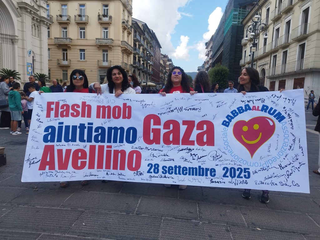 Avellino si ferma per Gaza: flash mob per la pace e contro la fame dei bambini