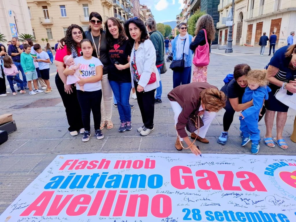Avellino si ferma per Gaza: flash mob per la pace e contro la fame dei bambini