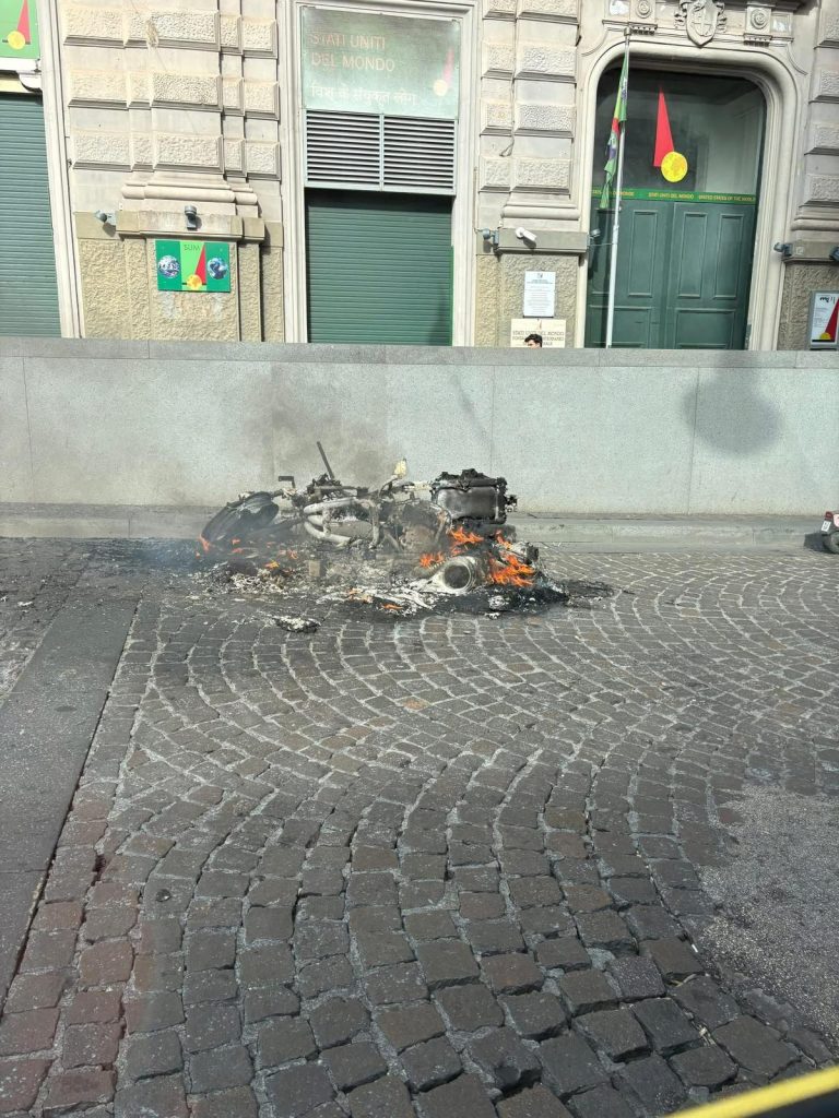 Napoli, scooter in fiamme a Piazza Municipio: traffico in tilt per oltre un’ora