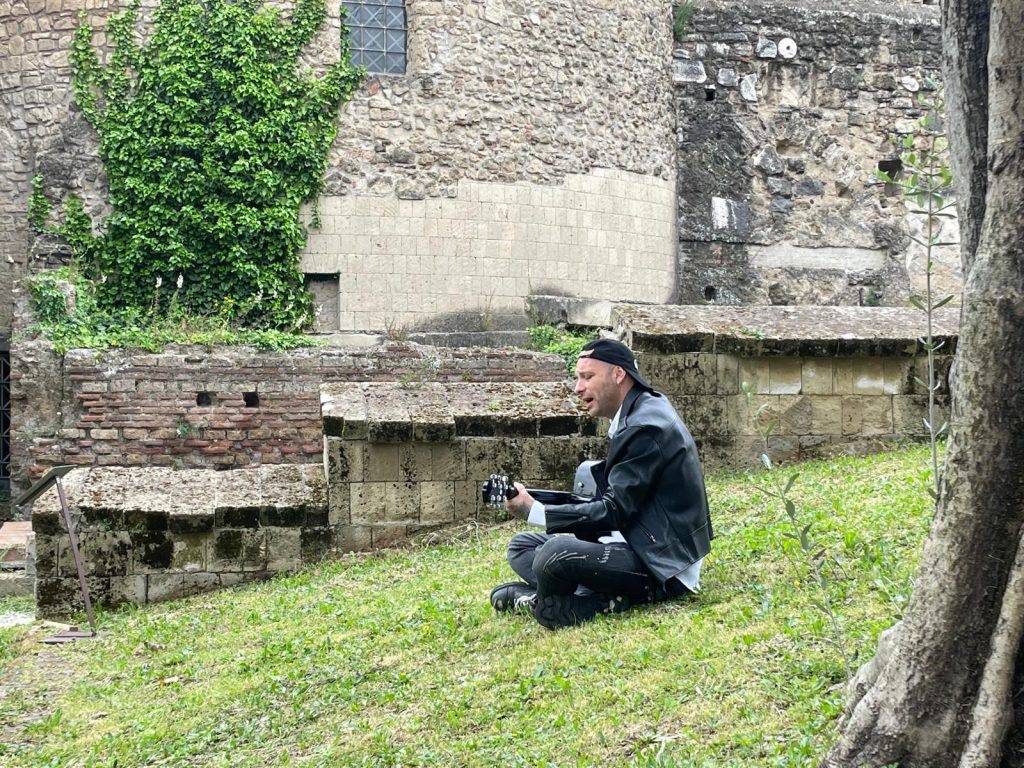 Clementino in…canta le Basiliche Paleocristiane: il videoclip inedito lancia Stargate Cimitile