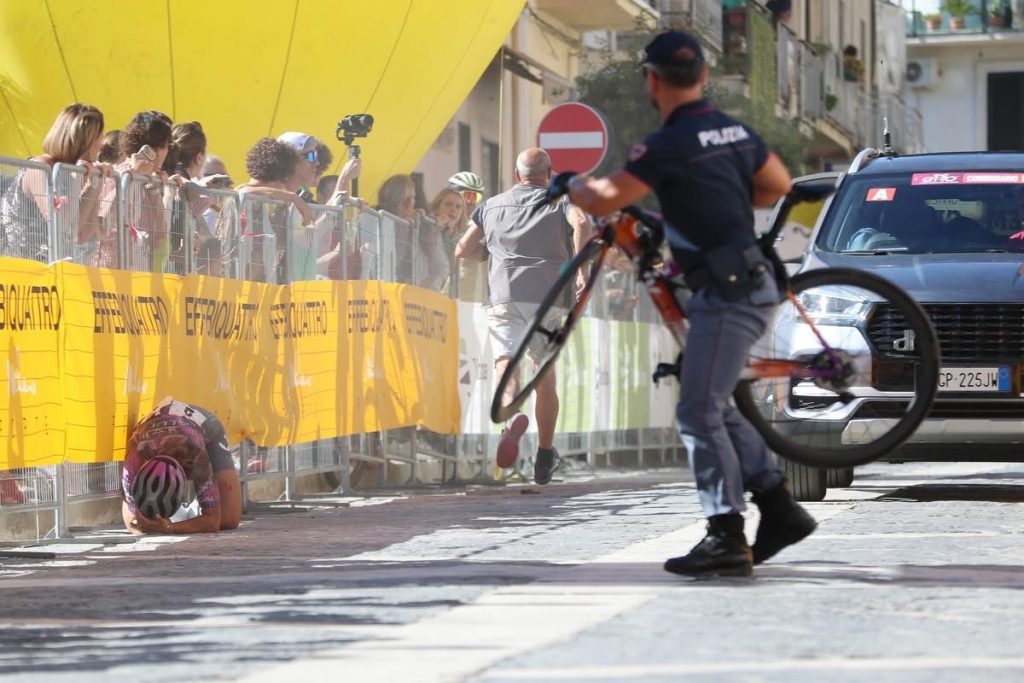 Visciano, giro del Mediterraneo in rosa, incidente all’arrivo: atleta olandese a terra, muore un cane