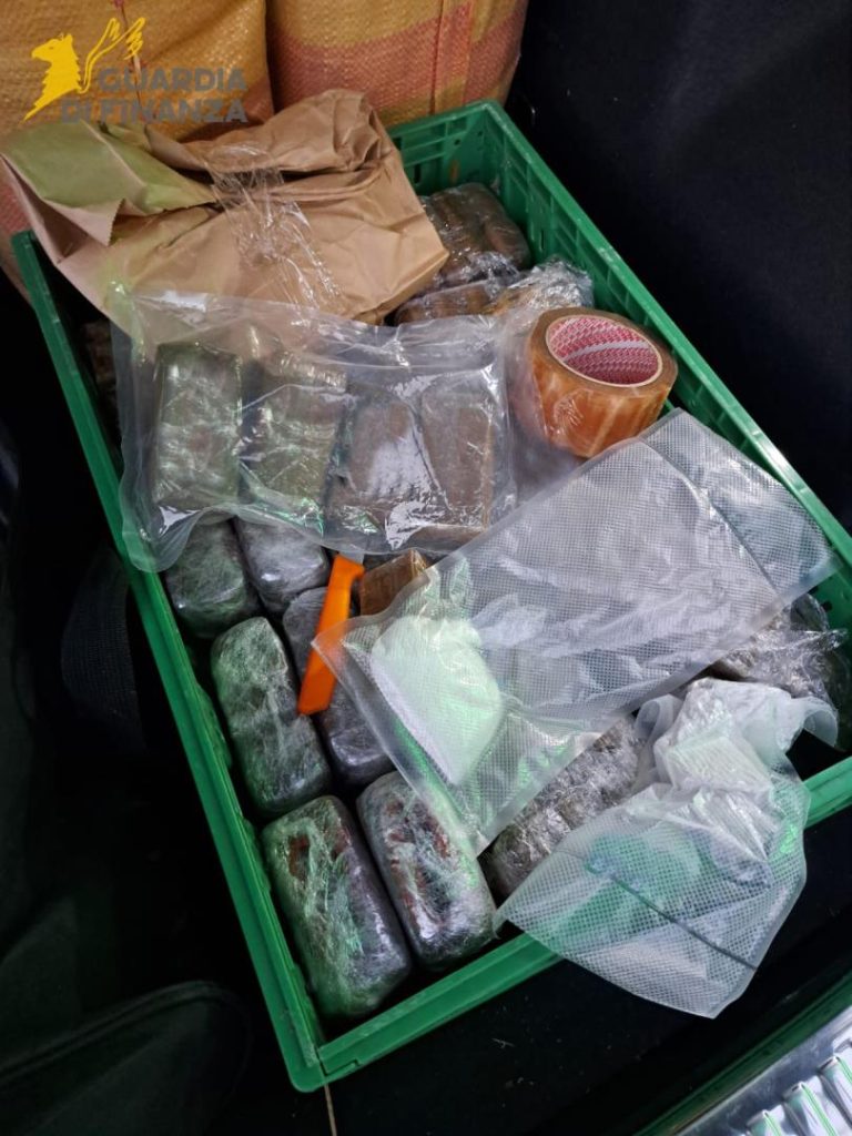 Maxi sequestro di droga a Santa Lucia di Serino: arrestato un uomo, 300 chili di stupefacenti trovati