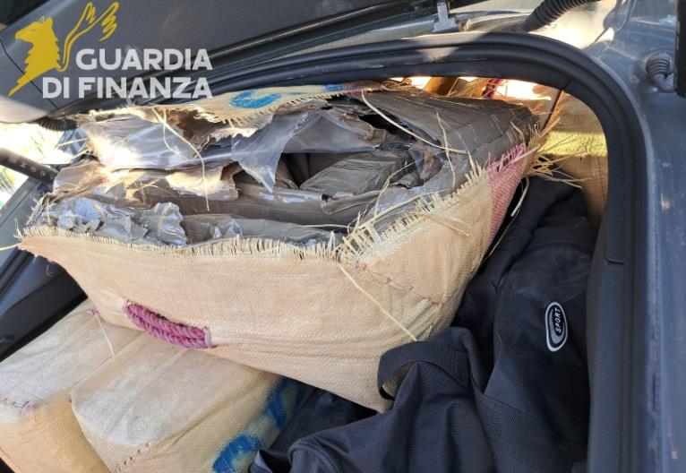 Maxi sequestro di droga a Santa Lucia di Serino: arrestato un uomo, 300 chili di stupefacenti trovati