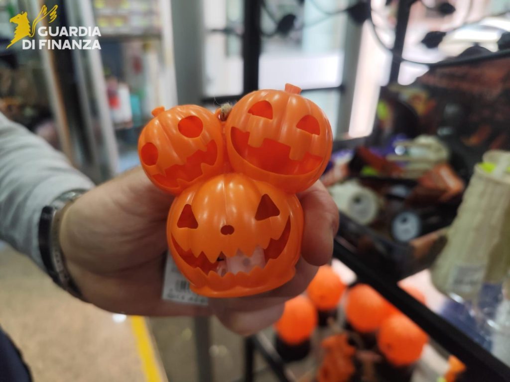 Avellino, sequestrati 4.100 gadget di Halloween non conformi: sanzioni fino a 25.823 euro