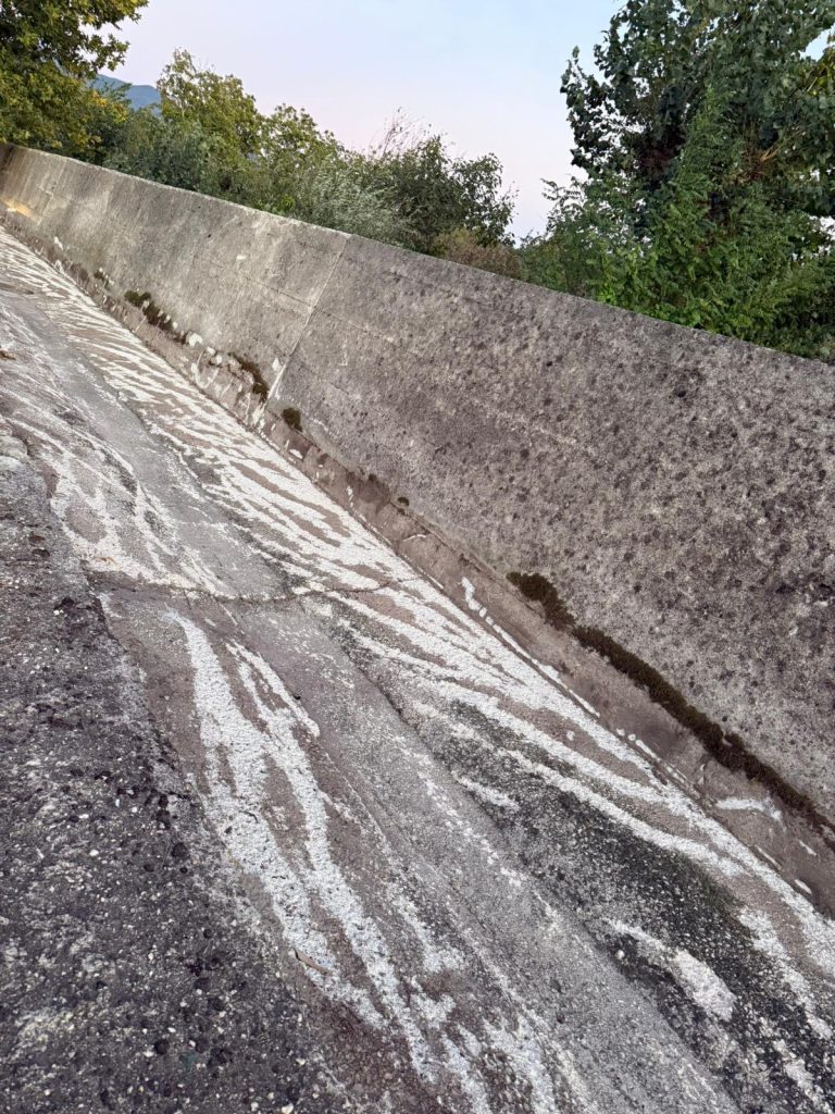 Tufino, pulizia a regola d’arte del canale di scolo lungo via Nazionale delle Puglie: un plauso all’amministrazione comunale