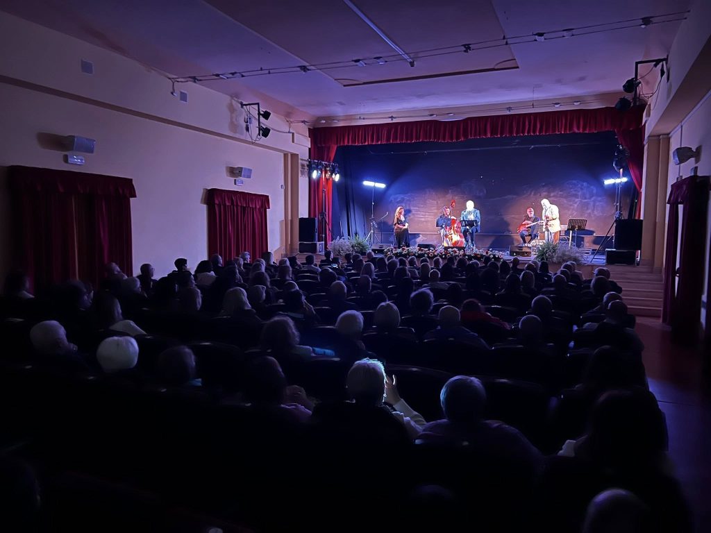 “Passione”: grande successo ad Avella per l’incontro tra musica e parole. Foto e Video