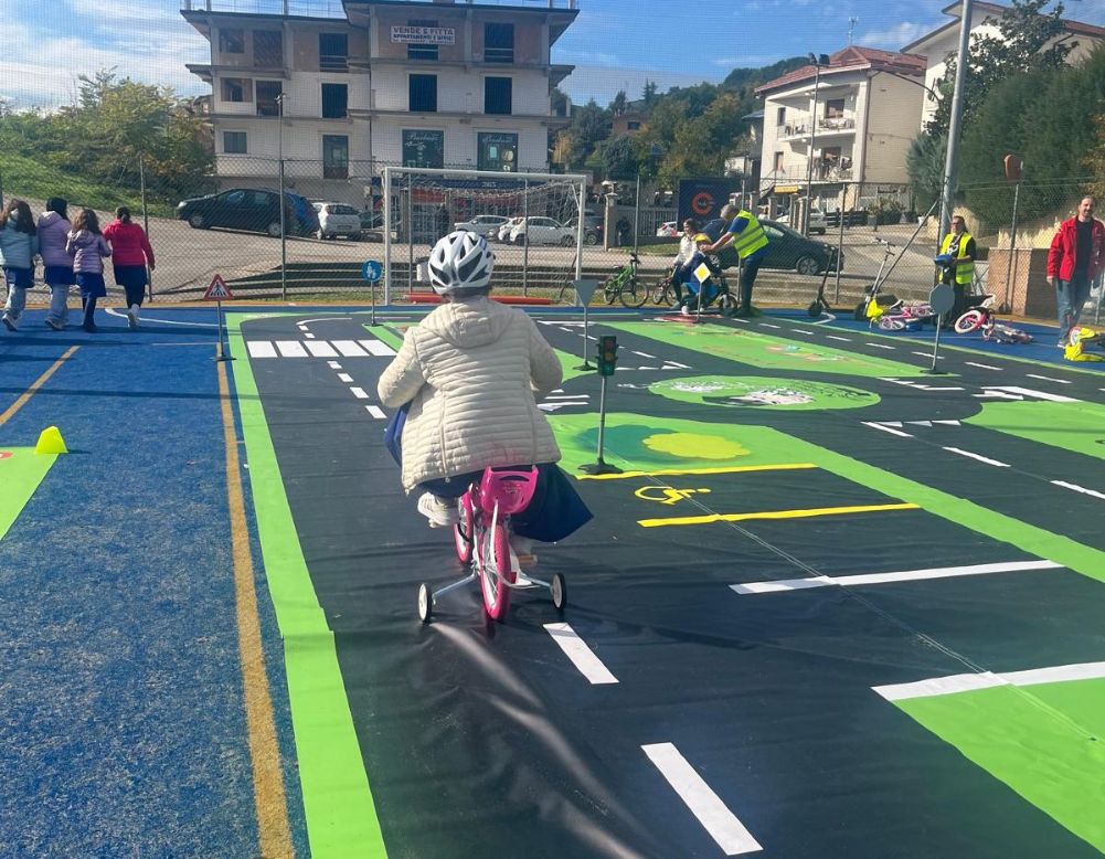 Giornata dell’Educazione Stradale a Grottaminarda: i bambini imparano giocando tra sicurezza e memoria Giornata dell’Educazione Stradale a Grottaminarda: i bambini imparano giocando tra sicurezza e memoria