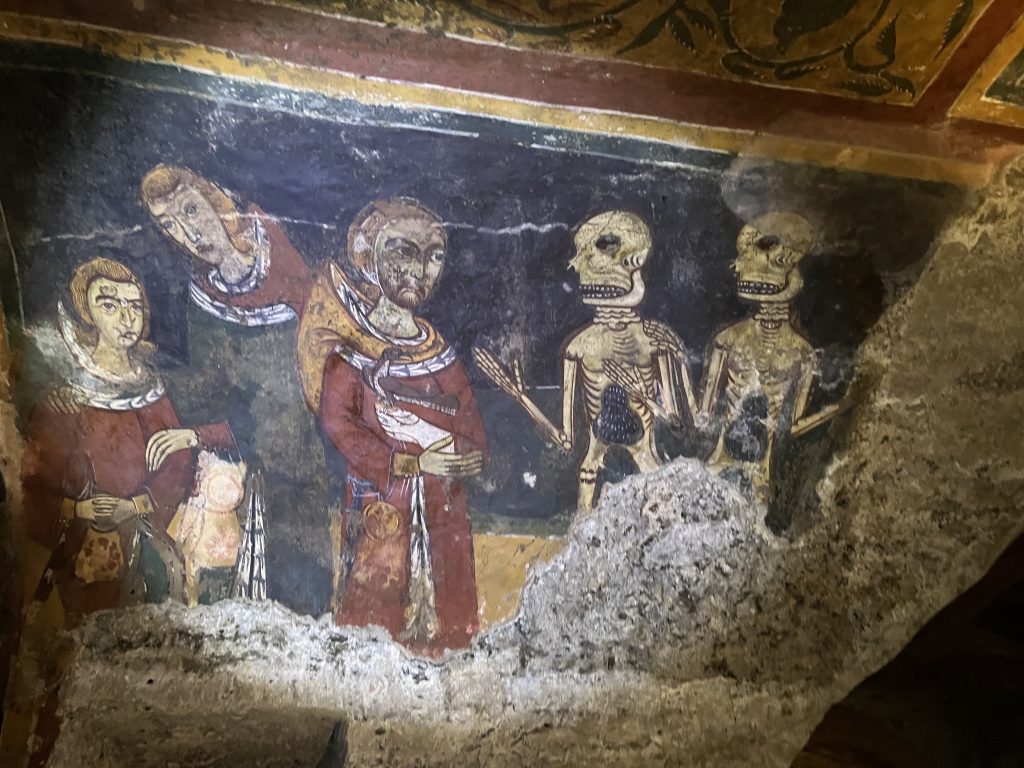 Di Ruvo contro Sgarbi. Quel giglio non è angioino, ma federiciano.  Il critico d’arte visita la Chiesa Rupestre di Santa Margherita.