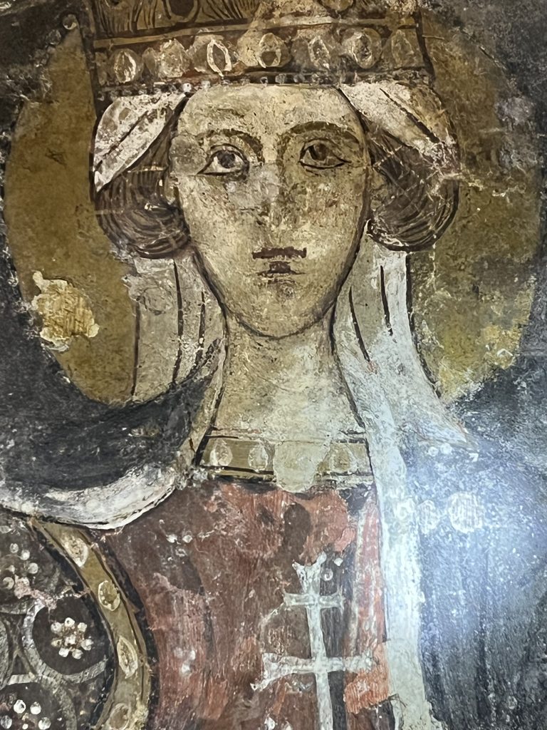 Di Ruvo contro Sgarbi. Quel giglio non è angioino, ma federiciano.  Il critico d’arte visita la Chiesa Rupestre di Santa Margherita.