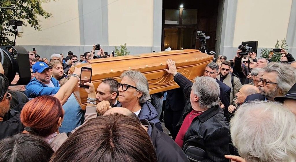 NAPOLI SALUTA JAMES SENESE, I COLLEGHI IN CORO: “ERA UN GENIO, ORA SIAMO TUTTI PIU’ POVERI” NAPOLI SALUTA JAMES SENESE, I COLLEGHI IN CORO: “ERA UN GENIO, ORA SIAMO TUTTI PIU’ POVERI”