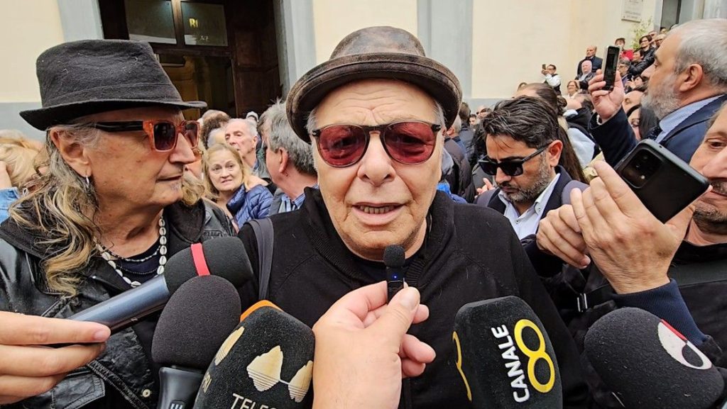 NAPOLI SALUTA JAMES SENESE, I COLLEGHI IN CORO: “ERA UN GENIO, ORA SIAMO TUTTI PIU’ POVERI” NAPOLI SALUTA JAMES SENESE, I COLLEGHI IN CORO: “ERA UN GENIO, ORA SIAMO TUTTI PIU’ POVERI”