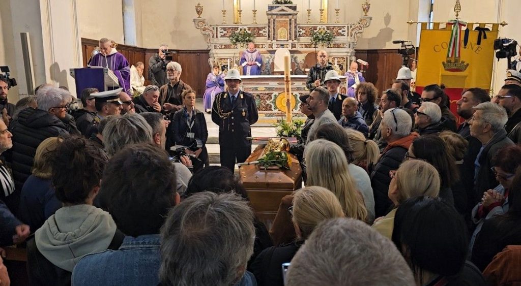 NAPOLI SALUTA JAMES SENESE, I COLLEGHI IN CORO: “ERA UN GENIO, ORA SIAMO TUTTI PIU’ POVERI” NAPOLI SALUTA JAMES SENESE, I COLLEGHI IN CORO: “ERA UN GENIO, ORA SIAMO TUTTI PIU’ POVERI”