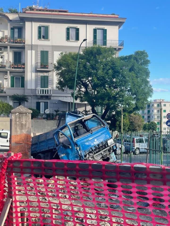 Napoli, camion senza freni in via Santa Croce: tragedia sfiorata