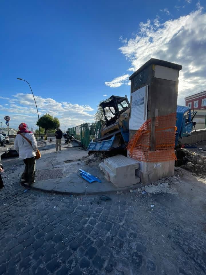 Napoli, camion senza freni in via Santa Croce: tragedia sfiorata
