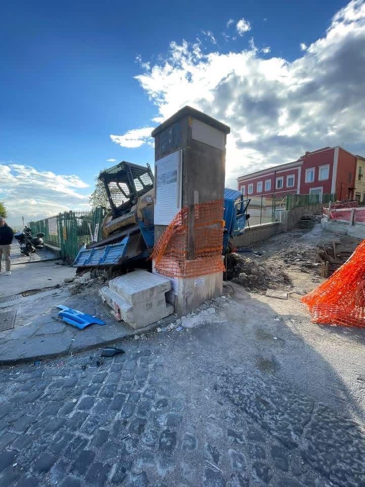 Napoli, camion senza freni in via Santa Croce: tragedia sfiorata