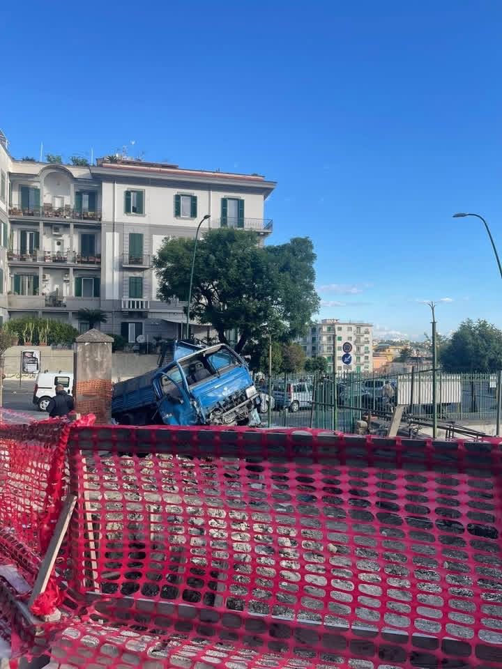 Napoli, camion senza freni in via Santa Croce: tragedia sfiorata