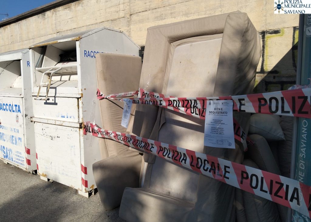 Saviano, sversamento illecito di rifiuti ingombranti da fuori comune: beccati dalle telecamere, scatta la denuncia con ritiro patente.