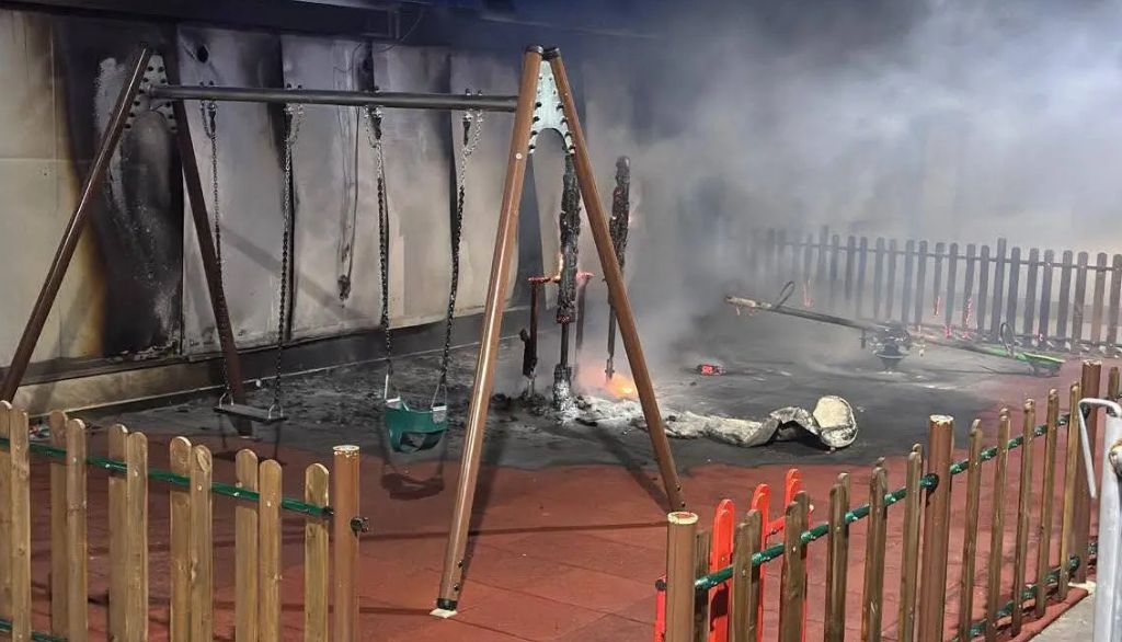 Parco giochi in fiamme: choc a Pontecagnano, bruciato il sogno dei bambini