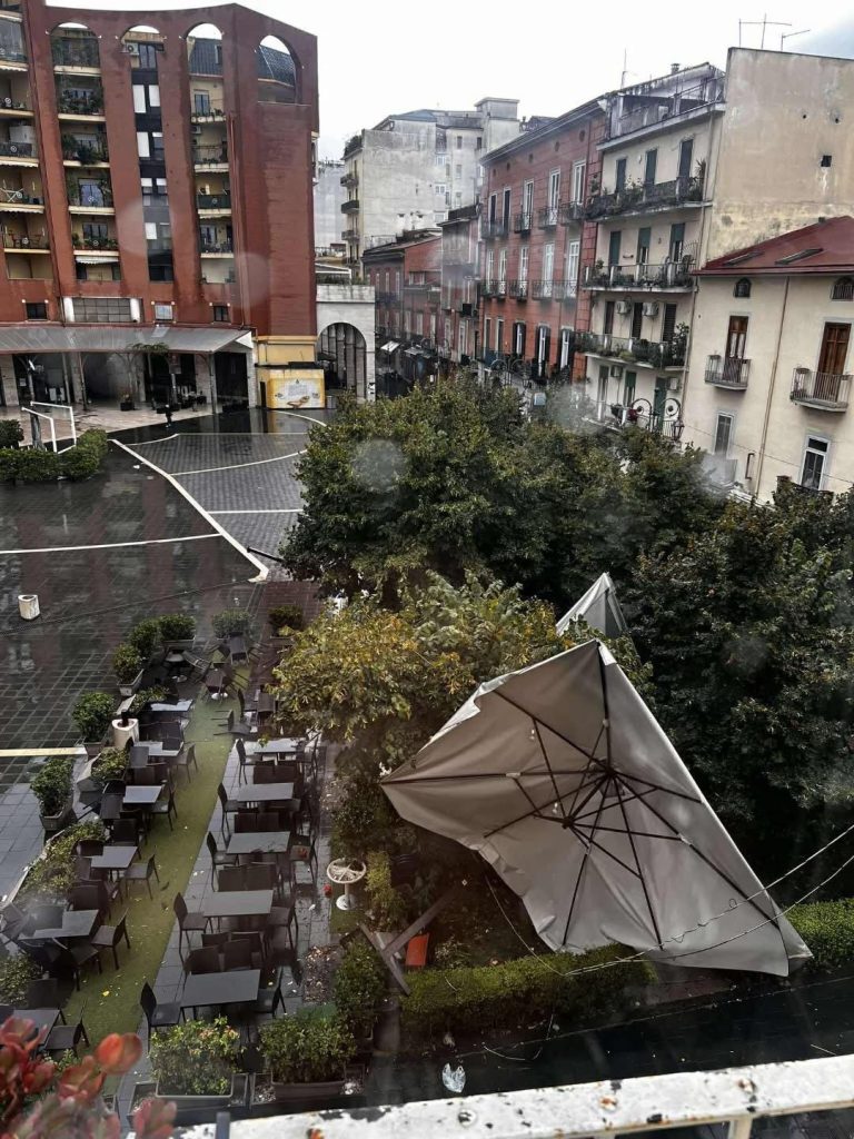 Nocera Inferiore, tragedia sfiorata: ombrelloni lasciati aperti con il vento, esercizio già multato per occupazione abusiva