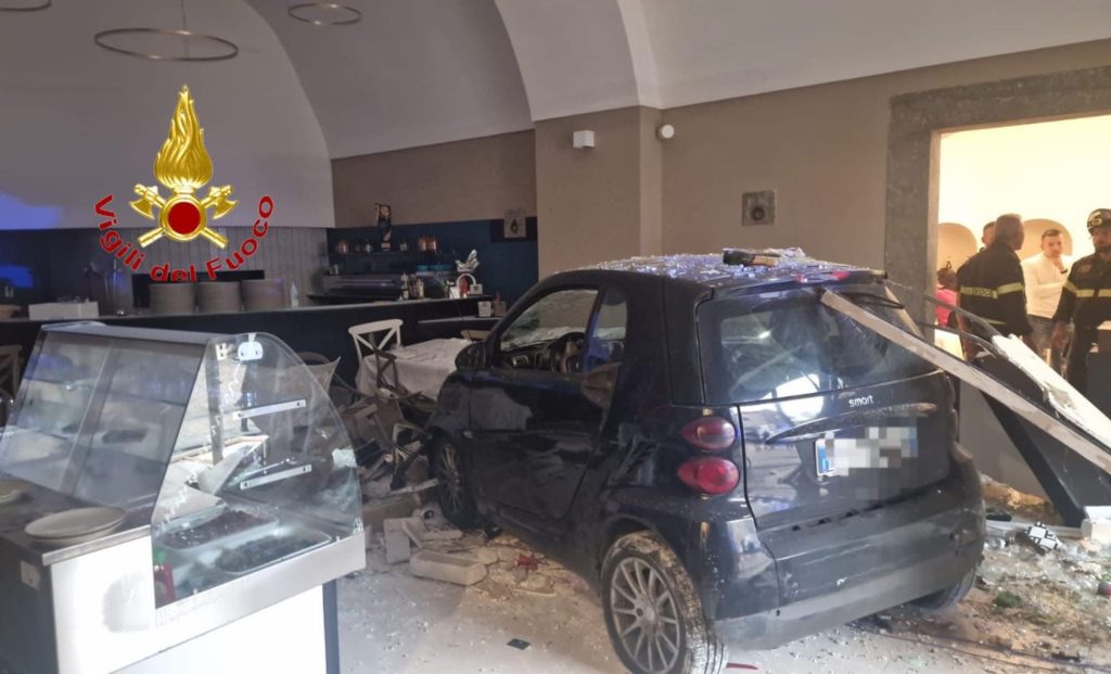 Salerno, panico a Fuorni: un’auto sfonda la sala di un ristorante, ferita una donna