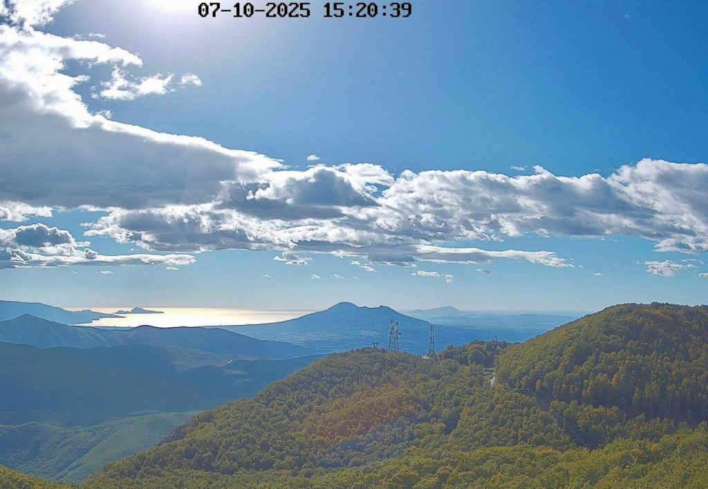 Montevergine, spettacolo d’autunno: il cielo abbraccia il golfo di Napoli