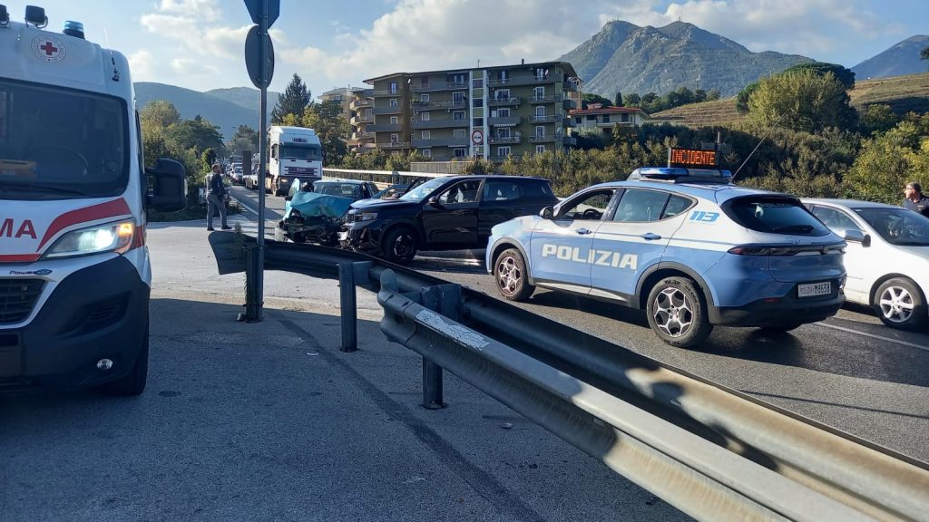 Violento incidente stradale ad Avellino: diversi feriti trasportati in ospedale