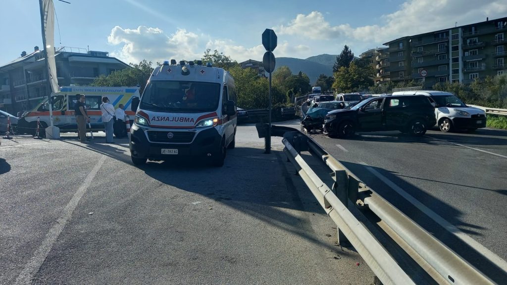 Violento incidente stradale ad Avellino: diversi feriti trasportati in ospedale