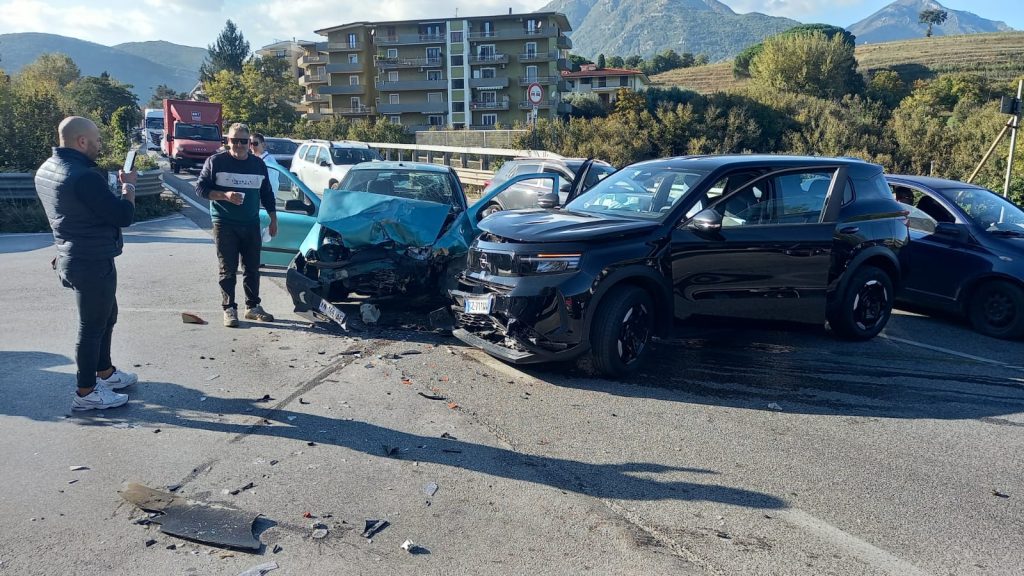 Violento incidente stradale ad Avellino: diversi feriti trasportati in ospedale
