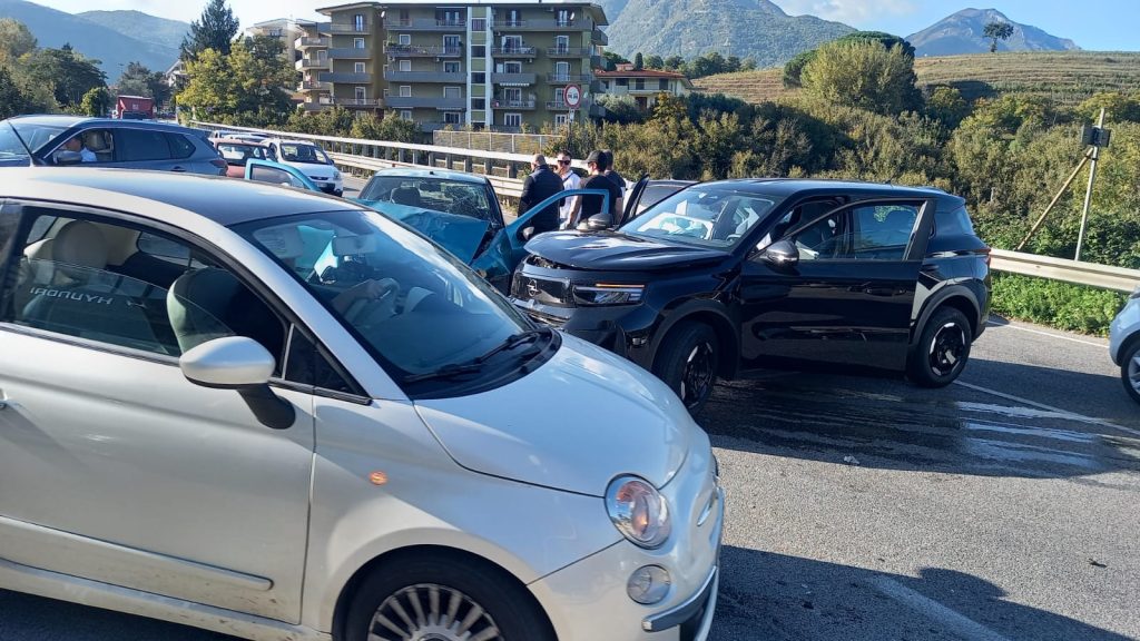 Violento incidente stradale ad Avellino: diversi feriti trasportati in ospedale