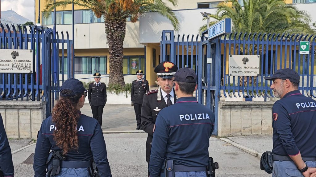 Irpinia, commozione e solidarietà per i tre Carabinieri caduti a Castel d’Azzano  Fiori e messaggi davanti alle Caserme dell’Arma. Ad Avellino il toccante omaggio della Polizia con le sirene spiegate.