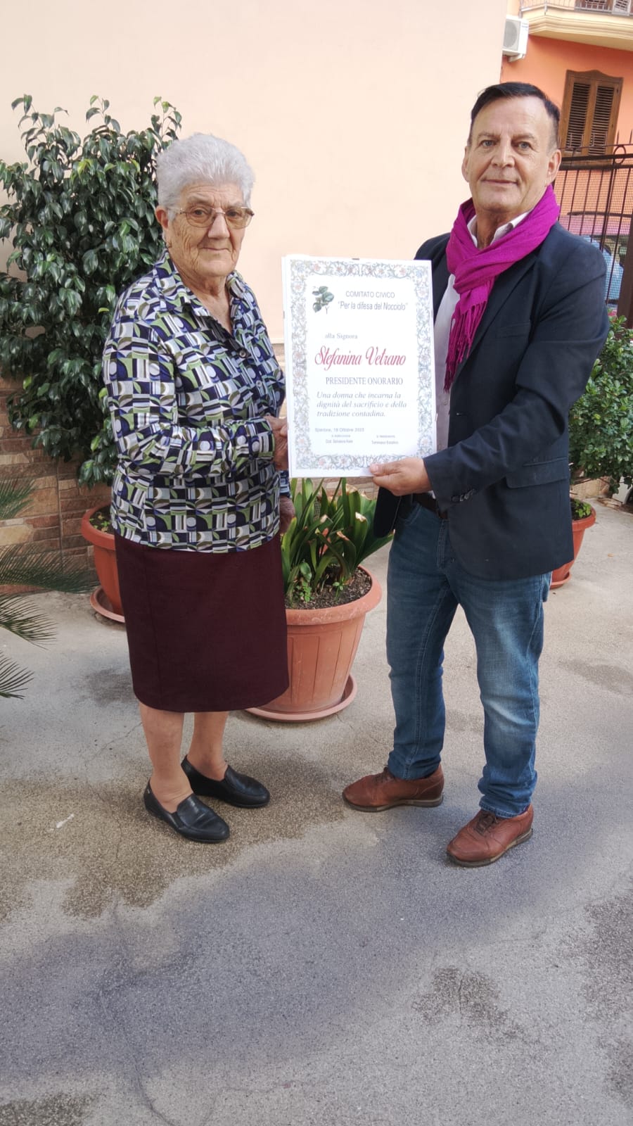 Il Comitato Civico per la Difesa del Nocciolo premia la Signora Stefanina Vetrano: simbolo di dignità e tradizione contadina