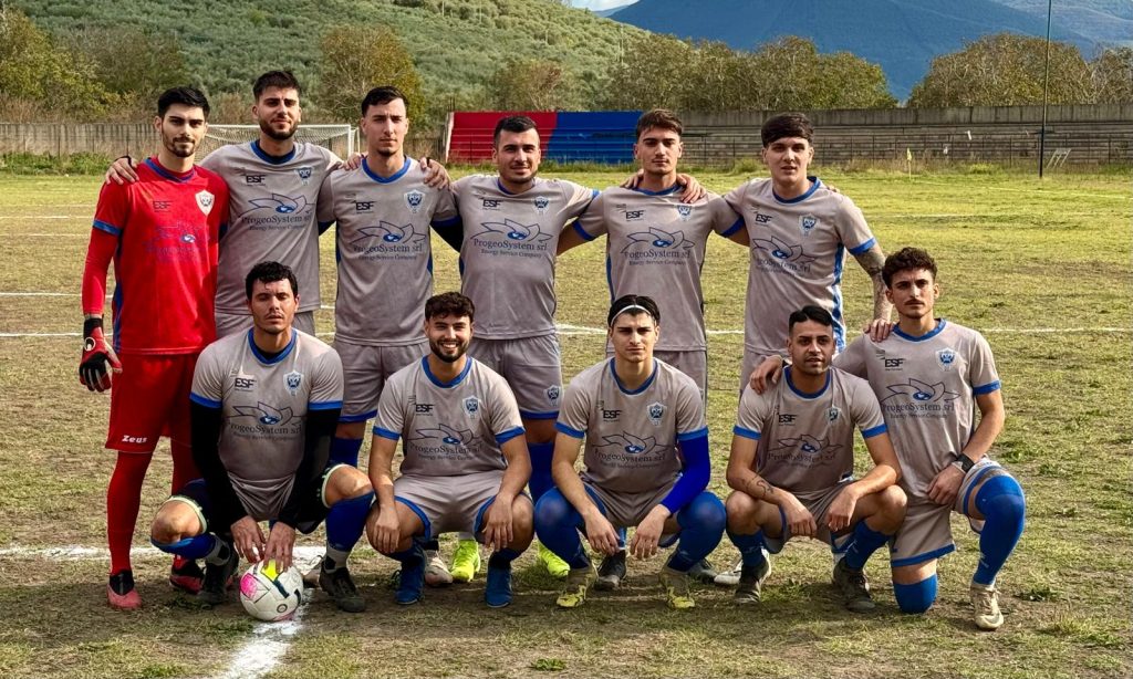 Seconda Categoria – Girone C                    Il cuore Carotenuto non basta: il Quinche De Roca passa 2 1 al “Fusaro”  (foto e video)