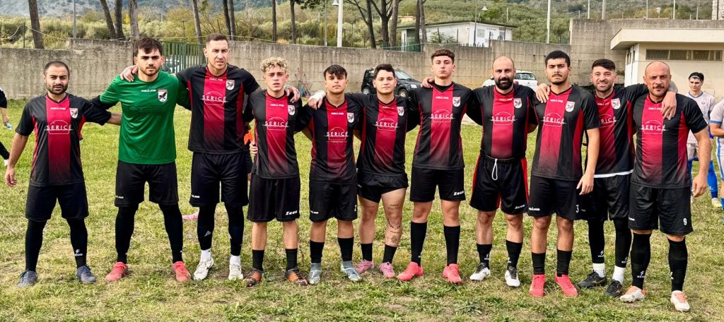 Seconda Categoria – Girone C                    Il cuore Carotenuto non basta: il Quinche De Roca passa 2 1 al “Fusaro”  (foto e video)