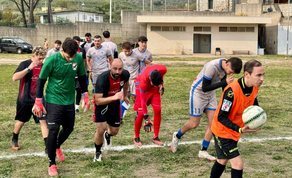 Seconda Categoria – Girone C                    Il cuore Carotenuto non basta: il Quinche De Roca passa 2 1 al “Fusaro”  (foto e video)