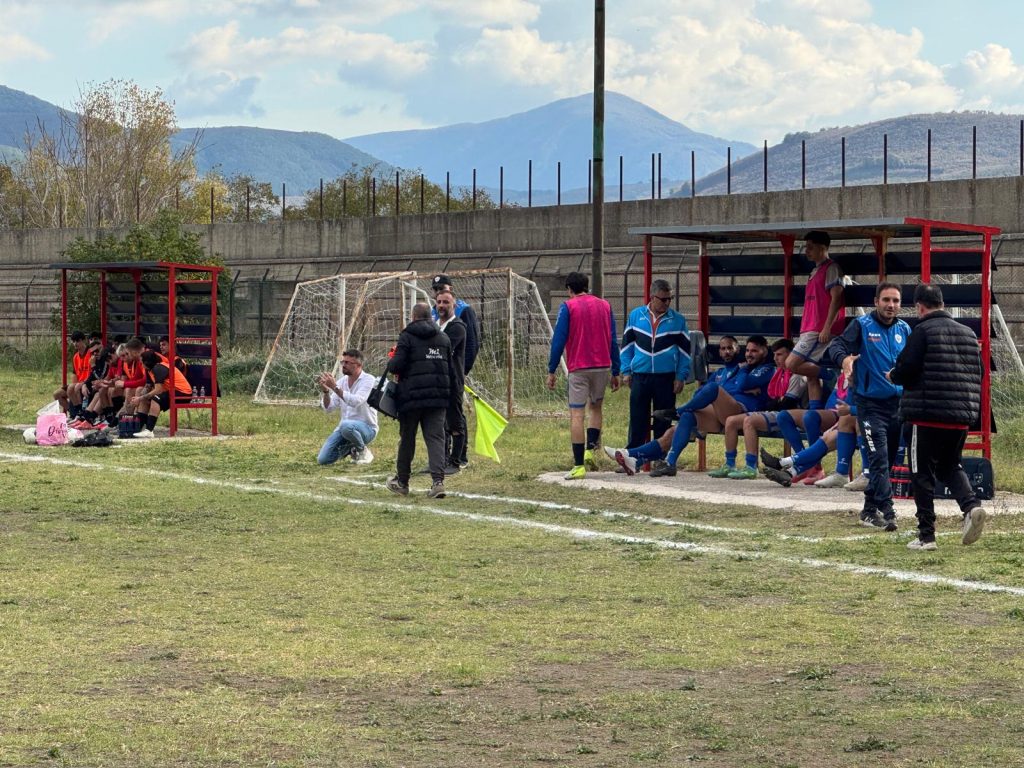 Seconda Categoria – Girone C                    Il cuore Carotenuto non basta: il Quinche De Roca passa 2 1 al “Fusaro”  (foto e video)