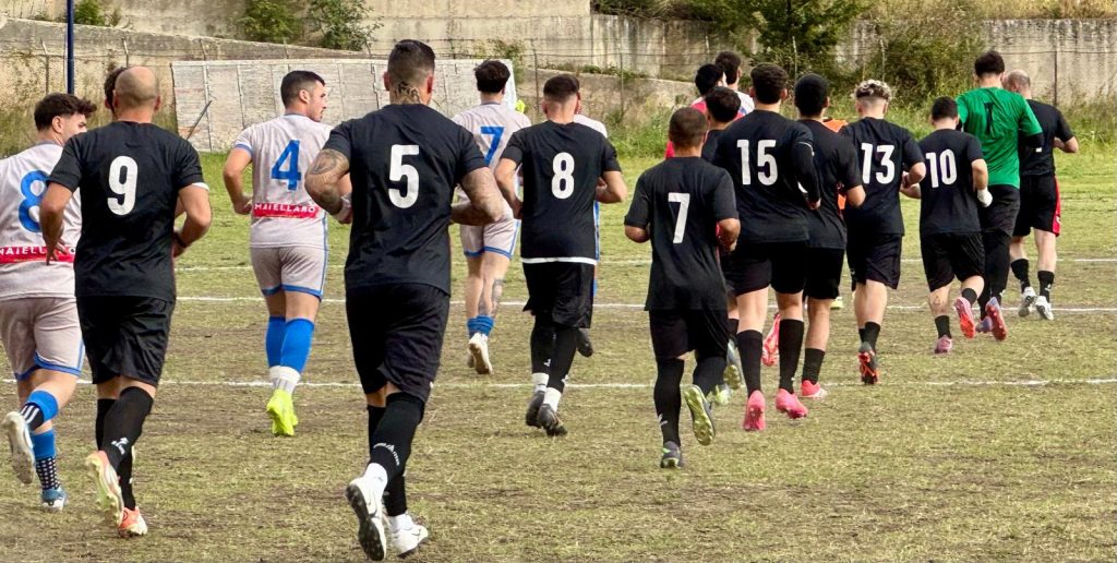 Seconda Categoria – Girone C                    Il cuore Carotenuto non basta: il Quinche De Roca passa 2 1 al “Fusaro”  (foto e video)