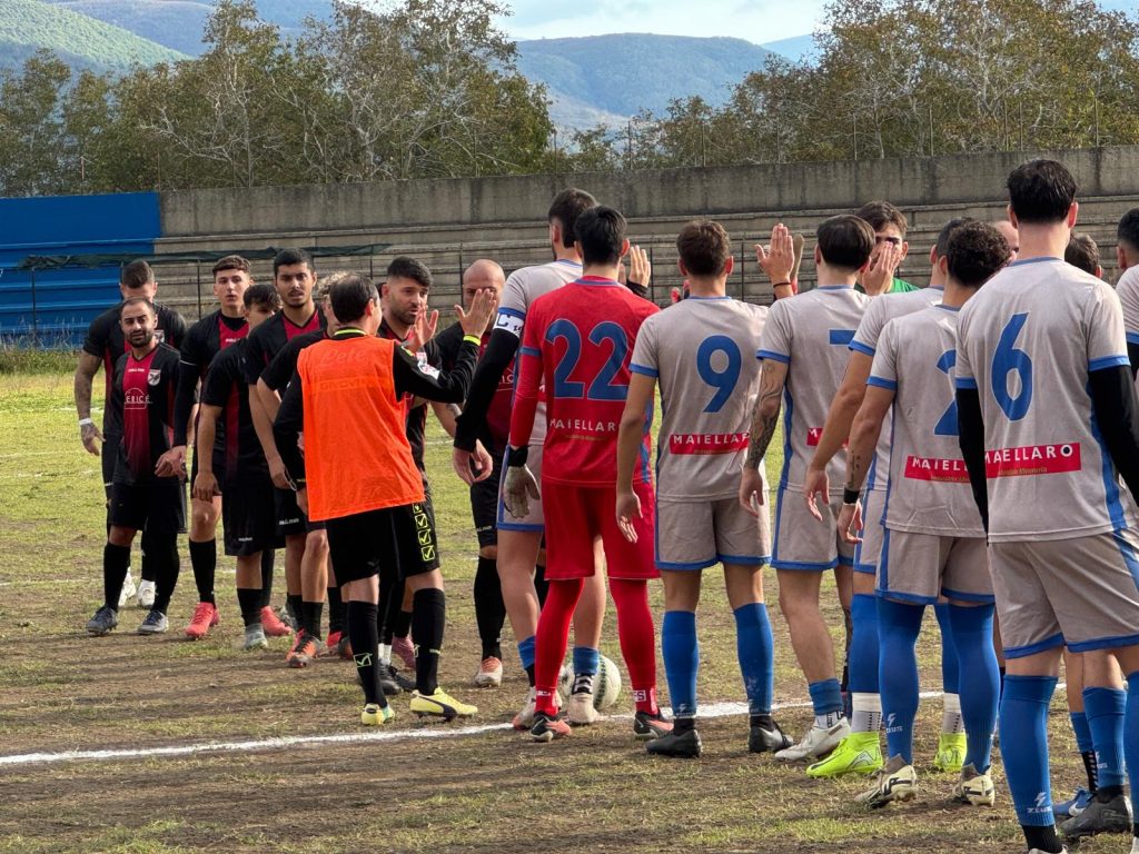 Seconda Categoria – Girone C                    Il cuore Carotenuto non basta: il Quinche De Roca passa 2 1 al “Fusaro”  (foto e video)
