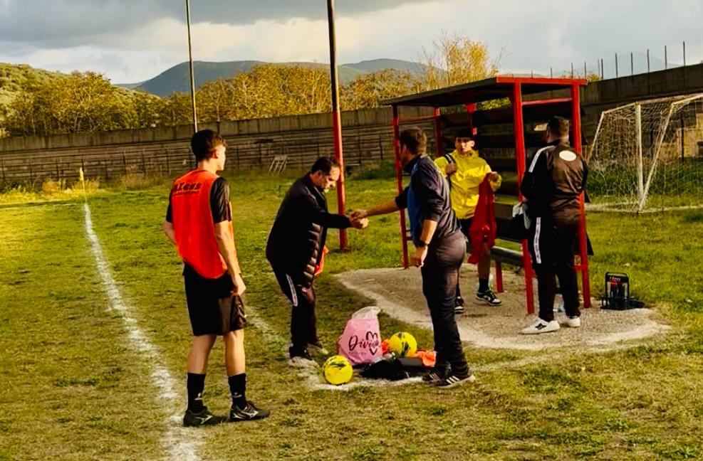 Seconda Categoria – Girone C                    Il cuore Carotenuto non basta: il Quinche De Roca passa 2 1 al “Fusaro”  (foto e video)