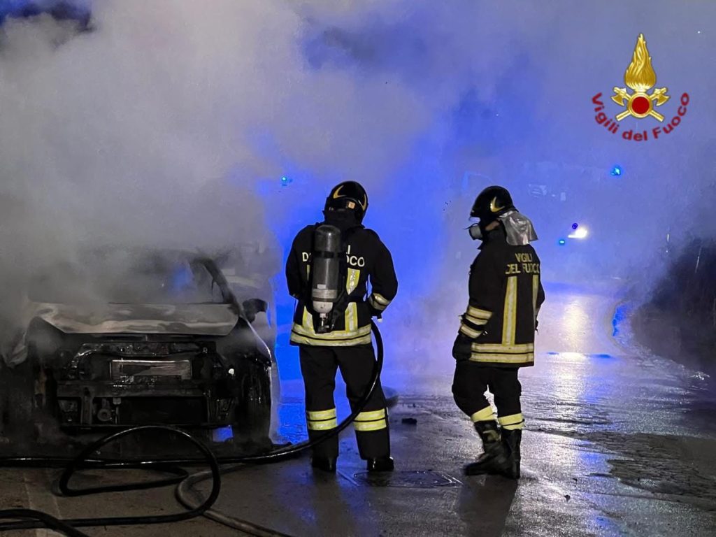 Solofra, due auto distrutte dalle fiamme nella notte: intervento dei Vigili del Fuoco Solofra, due auto distrutte dalle fiamme nella notte: intervento dei Vigili del Fuoco