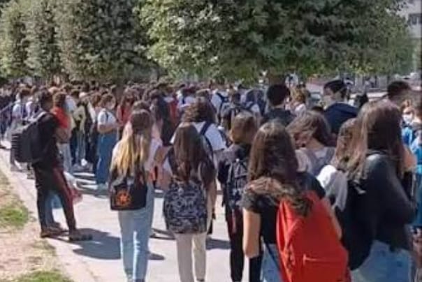 Forino (AV) – Continua il disagio nei trasporti pubblici per gli studenti delle scuole superiori: diversi ragazzi sarebbero stati fatti scendere alla fermata SITA sulla via Circumvallazione di Avellino, direttamente sul marciapiede, in condizioni di evidente disagio e insicurezza.