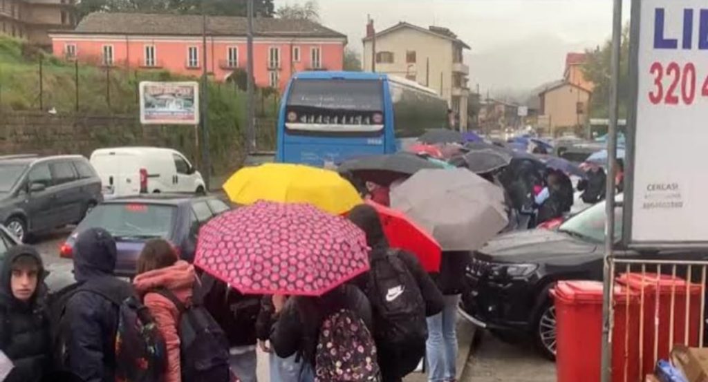 Forino (AV) – Continua il disagio nei trasporti pubblici per gli studenti delle scuole superiori: diversi ragazzi sarebbero stati fatti scendere alla fermata SITA sulla via Circumvallazione di Avellino, direttamente sul marciapiede, in condizioni di evidente disagio e insicurezza.