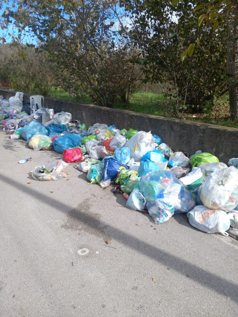 Terzigno, emergenza rifiuti: Via Marconi trasformata in discarica a cielo aperto. L’assessore Auricchio: “Serve collaborazione da parte dei cittadini” Terzigno, emergenza rifiuti: Via Marconi trasformata in discarica a cielo aperto. L’assessore Auricchio: “Serve collaborazione da parte dei cittadini”