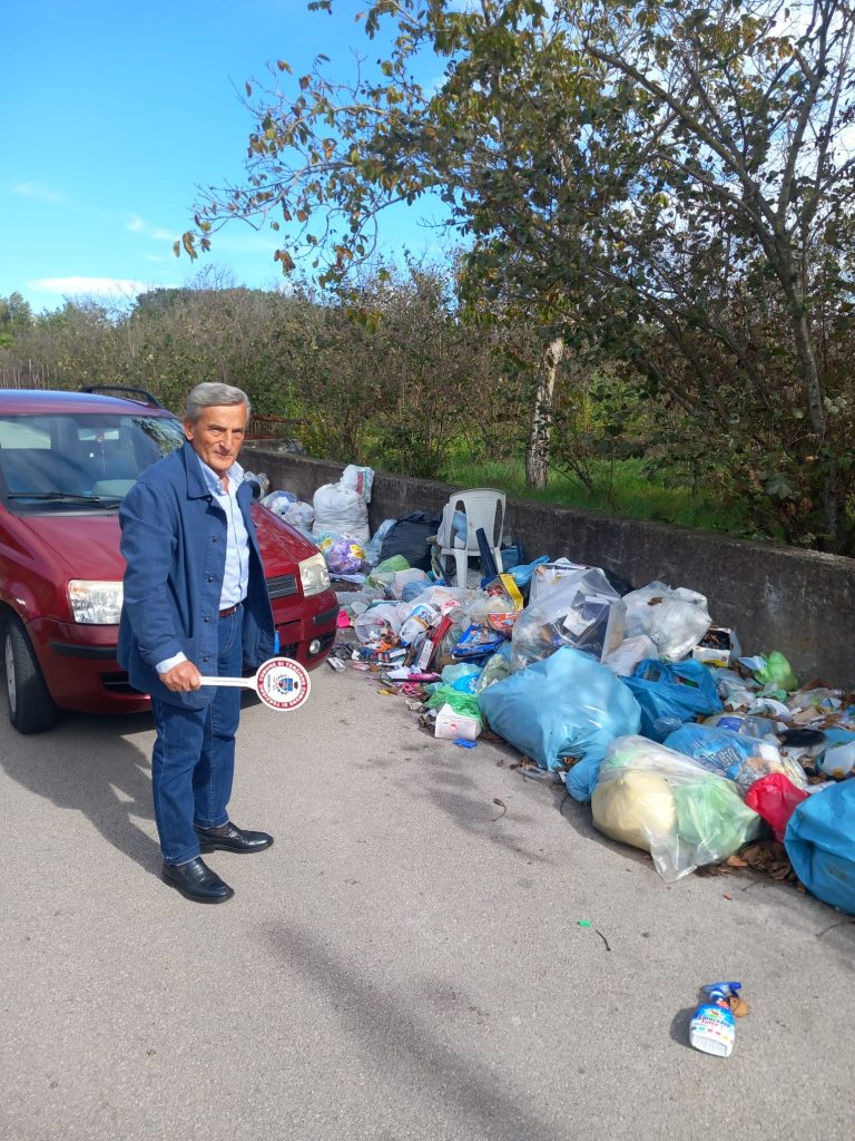 Terzigno, emergenza rifiuti: Via Marconi trasformata in discarica a cielo aperto. L’assessore Auricchio: “Serve collaborazione da parte dei cittadini” Terzigno, emergenza rifiuti: Via Marconi trasformata in discarica a cielo aperto. L’assessore Auricchio: “Serve collaborazione da parte dei cittadini”