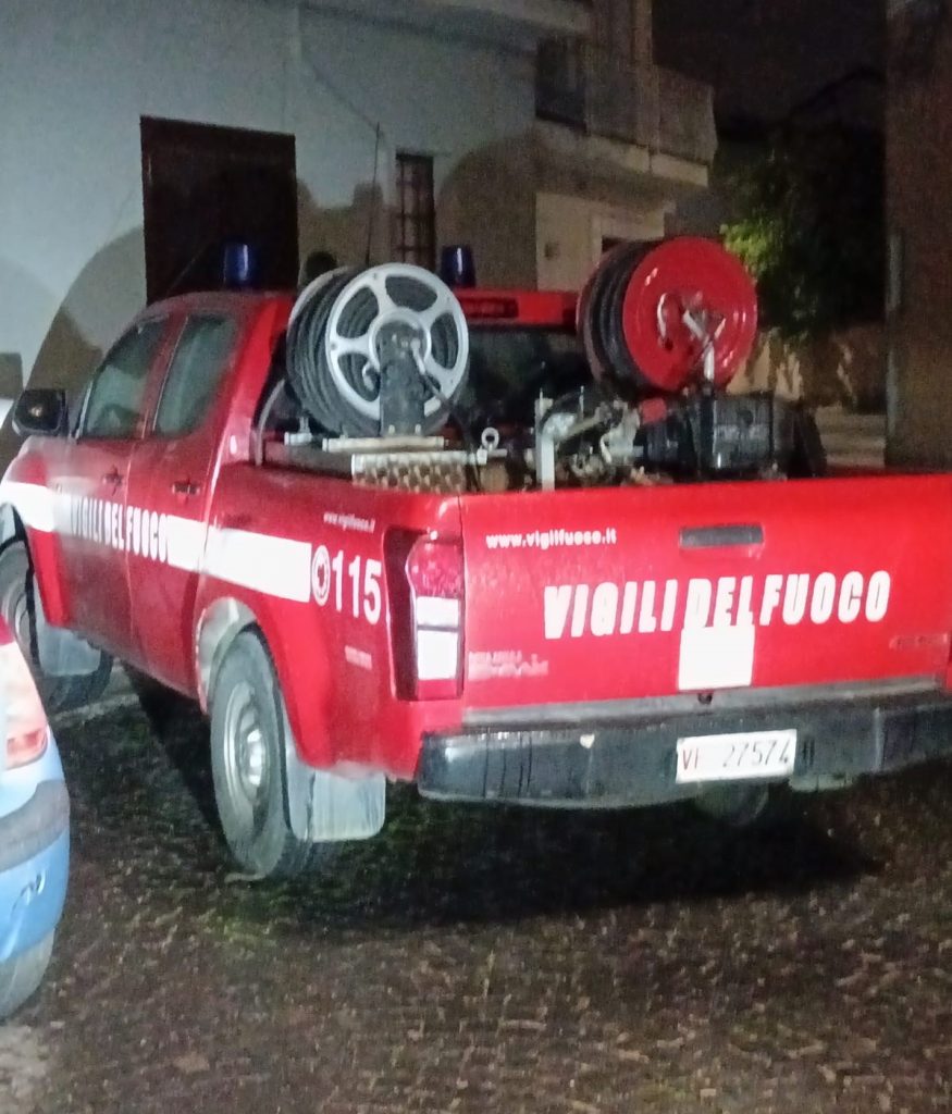 Avella, intervento dei Vigili del Fuoco per un nido di calabroni in piazza Ortaggi Avella, intervento dei Vigili del Fuoco per un nido di calabroni in piazza Ortaggi