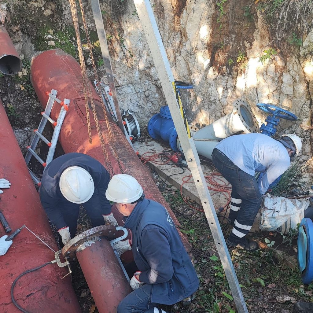Cassano Irpino, grave guasto alla pompa dell’acquedotto: lavori in corso per il ripristino.(Foto)